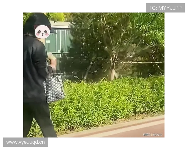 何卓佳训练完随手把包丢一边，那包看着比我一个月工资还阔气