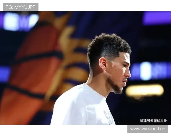 德文·布克打完球直接拎着纸袋炸鸡走了，旁边那桌人比看比赛还认真