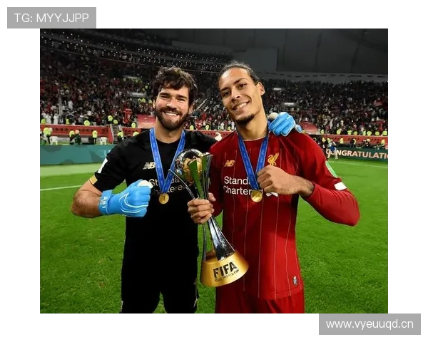 范迪克这生活，比赛里冷冰冰，出门却像豪宅派对常客啊！